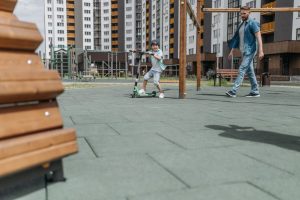 Read more about the article Как научить ребёнка кататься на самокате: практические советы