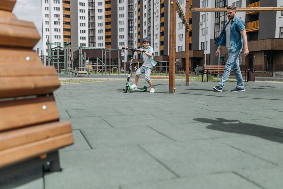 Read more about the article Как научить ребёнка кататься на самокате: практические советы