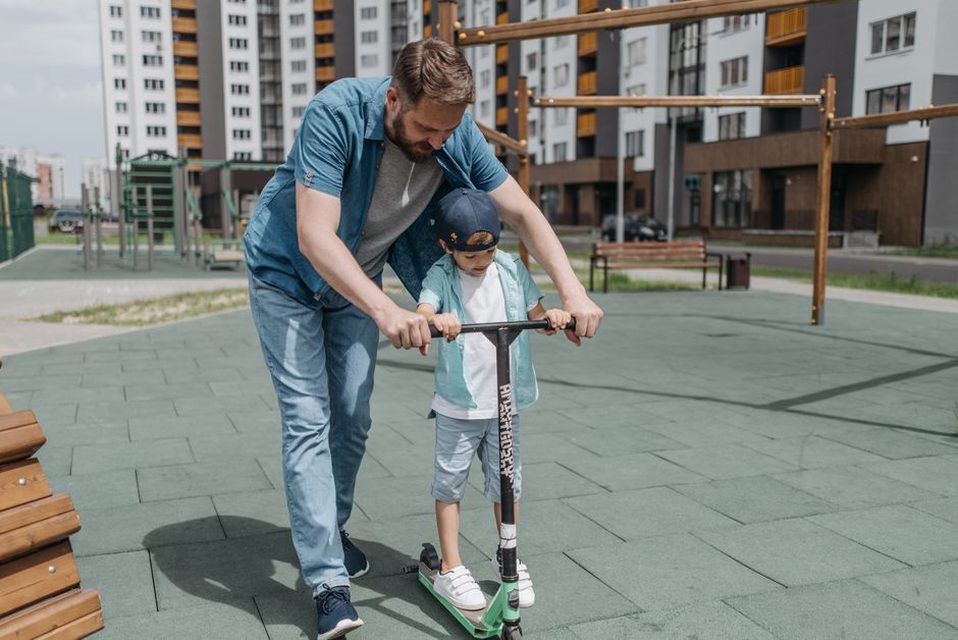 Read more about the article Как научить ребёнка безопасно тормозить на самокате