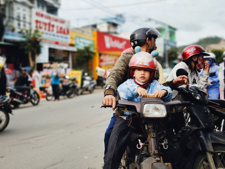 малыш в шлеме на самокате