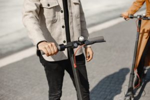 Read more about the article Зачем детскому самокату регулируемый руль и как проверить его при выборе