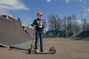 Read more about the article Как выбрать городской самокат для ребёнка: колёса, тормоза и безопасность