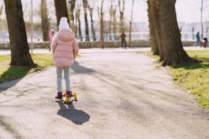 Read more about the article Как выбрать детский самокат для прогулок в парке